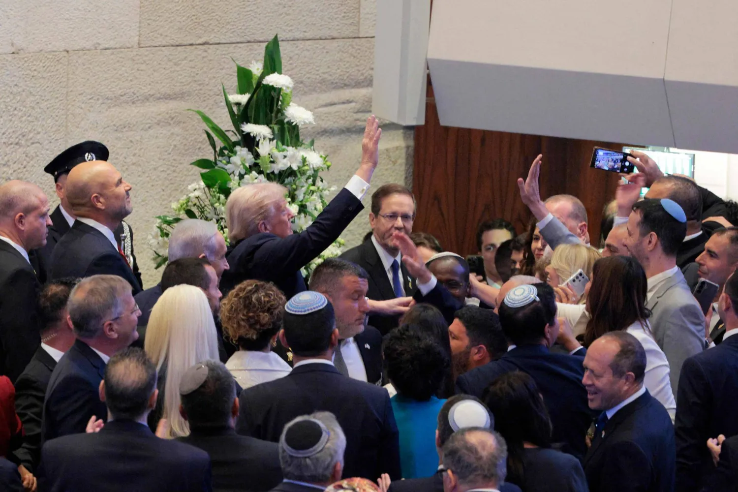 ترمب يلوّح بيده للحاضرين بعد إلقائه كلمة في الكنيست الإسرائيلي بالقدس الاثنين (أ.ف.ب)