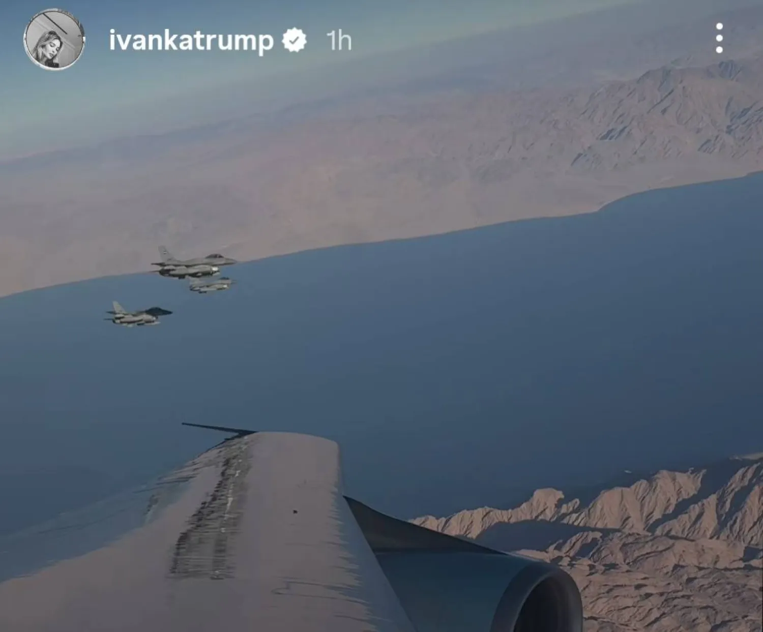 صورة من الفيديو الذي نشرته إيفانكا ابنة الرئيس الأميركي دونالد ترمب على خاصية الستوري على «إنستغرام» يظهر مرافقة مقاتلات مصرية لدخول طائرة والدها الرئاسية إلى الأجواء المصرية (إنستغرام) 