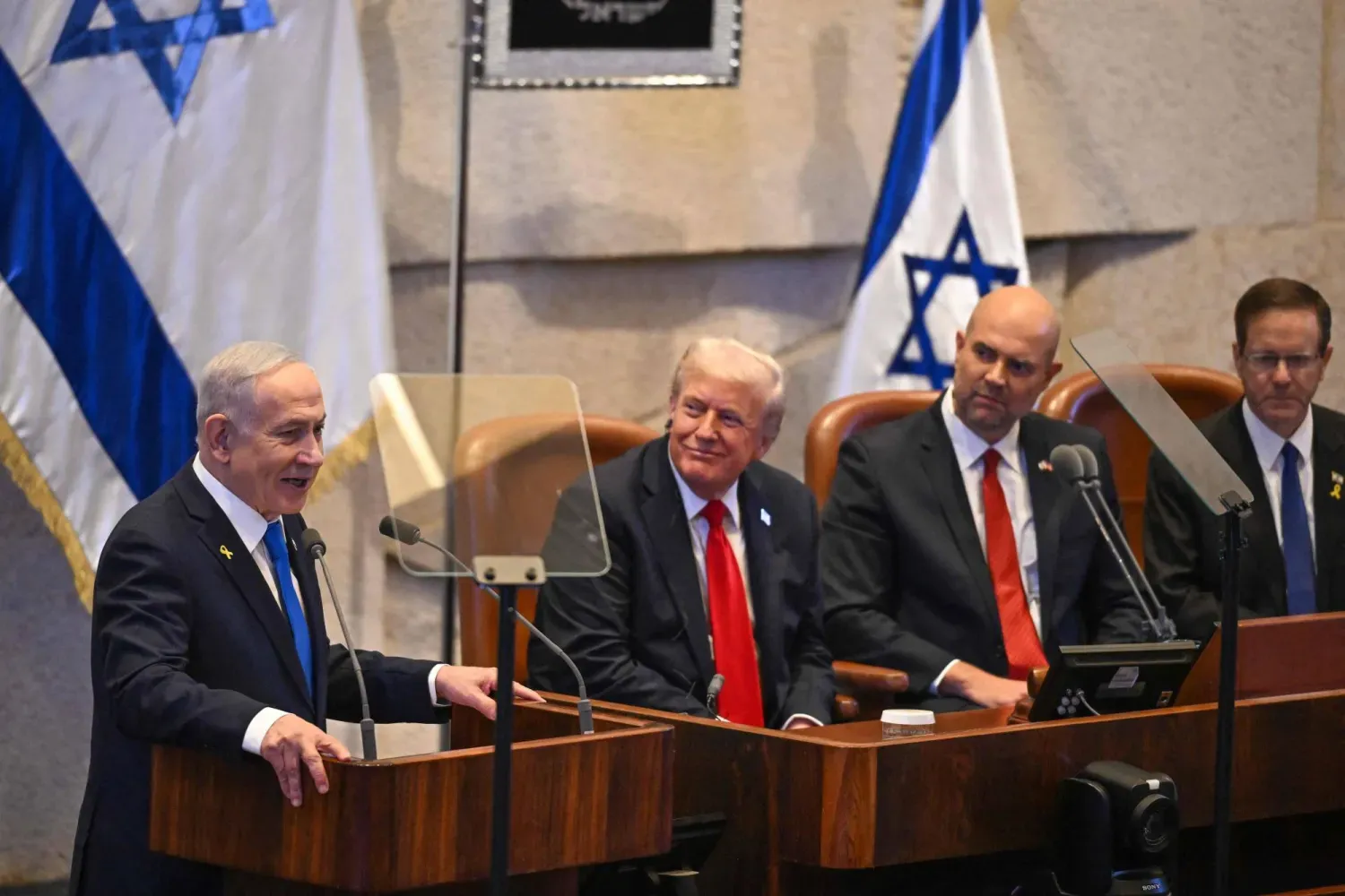 Trump dün Kudüs'teki İsrail parlamentosu Knesset’te, yanında Knesset Başkanı Amir Ohana otururken Netanyahu'nun konuşmasını dinliyor (AFP)