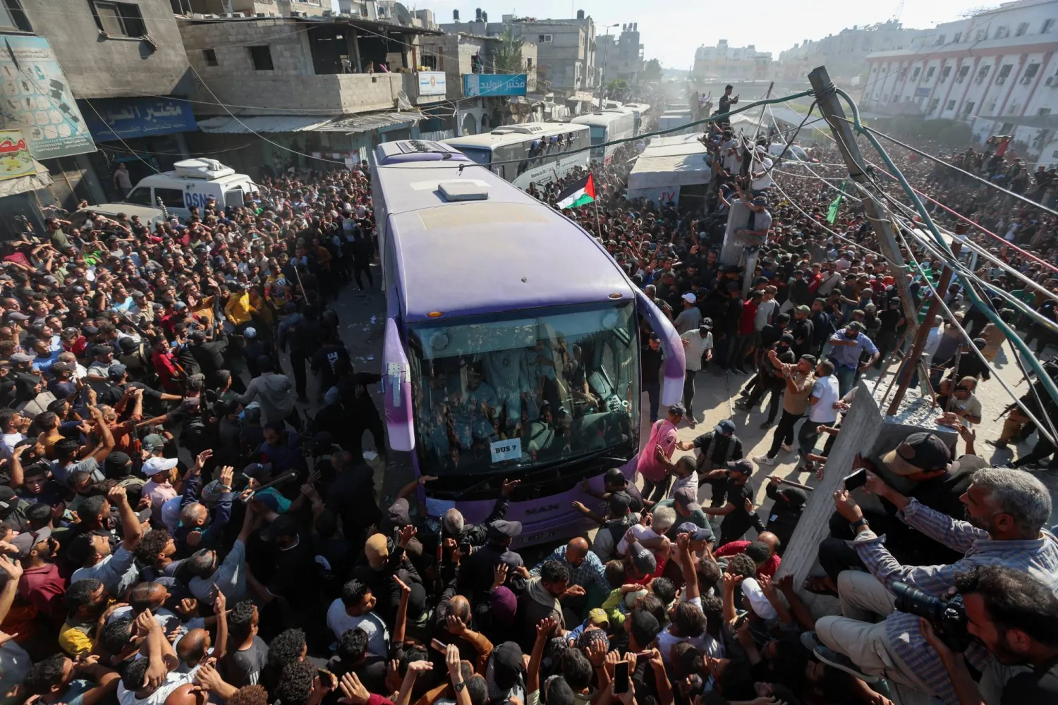 تجمّع في مستشفى ناصر في خان يونس جنوب قطاع غزة للترحيب بالفلسطينيين المُفرج عنهم من إسرائيل... 13 أكتوبر 2025 (رويترز)