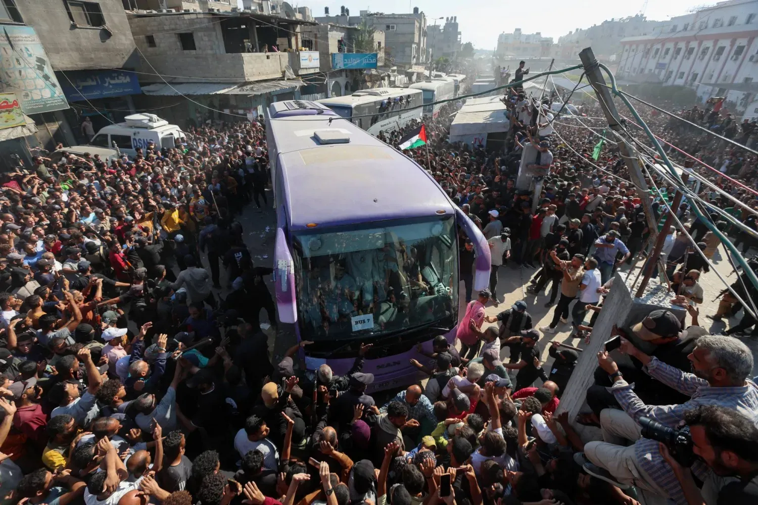  İsrail tarafından serbest bırakılan Filistinlileri karşılamak üzere Gazze Şeridi'nin güneyinde Han Yunus'taki Nasır Hastanesi'nde kalabalık toplandı... 13 Ekim 2025 (Reuters)
