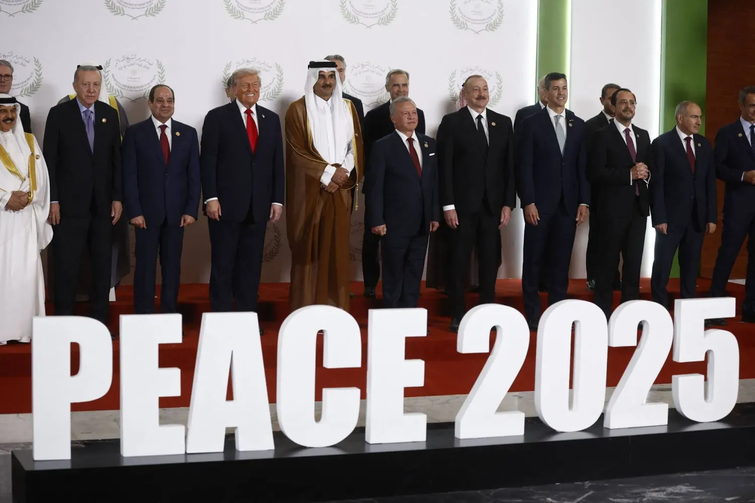 (soldan sağa) Cumhurbaşkanı Recep Tayyip Erdoğan, Mısır Cumhurbaşkanı Abdulfettah Sisi, ABD Başkanı Donald Trump, Katar Emiri Şeyh Temim bin Hamad Al Sani, Ürdün Kralı 2. Abdullah ve diğer siyasi figürler, 13 Ekim 2025 tarihinde Mısır'ın Şarm eş-Şeyh kentinde düzenlenen Gazze Barış Zirvesi'nde aile fotoğrafı çektirdi. (AFP)