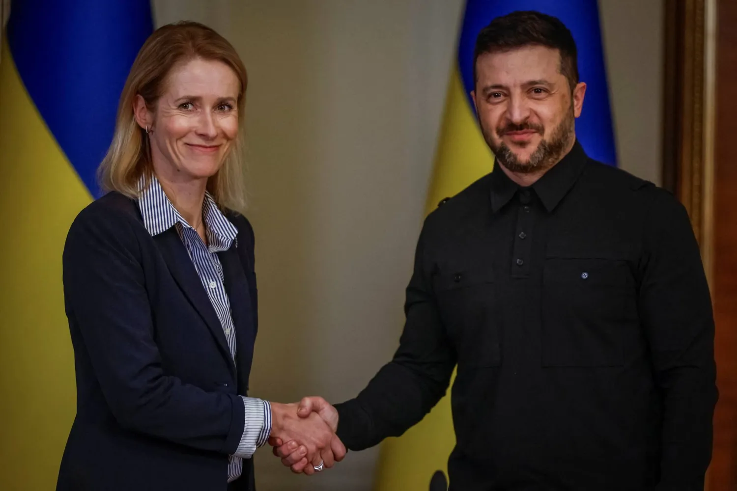 الرئيس الأوكراني فولوديمير زيلينسكي والممثلة العليا للاتحاد الأوروبي للشؤون الخارجية والسياسة الأمنية كايا كالاس خلال مؤتمر صحافي مشترك بعد محادثات في كييف بأوكرانيا يوم 13 أكتوبر 2025 (رويترز)