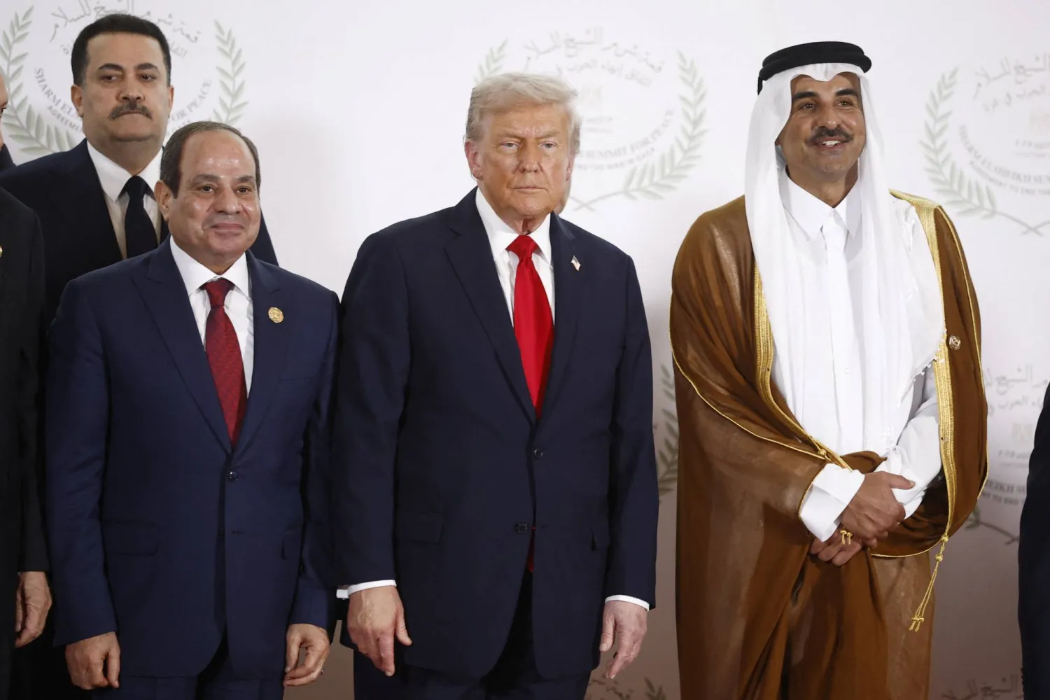 الرئيس الأميركي دونالد ترمب والرئيس المصري عبد الفتاح السيسي وأمير قطر الشيخ تميم بن حمد آل ثاني خلال قمة في شرم الشيخ (رويترز)