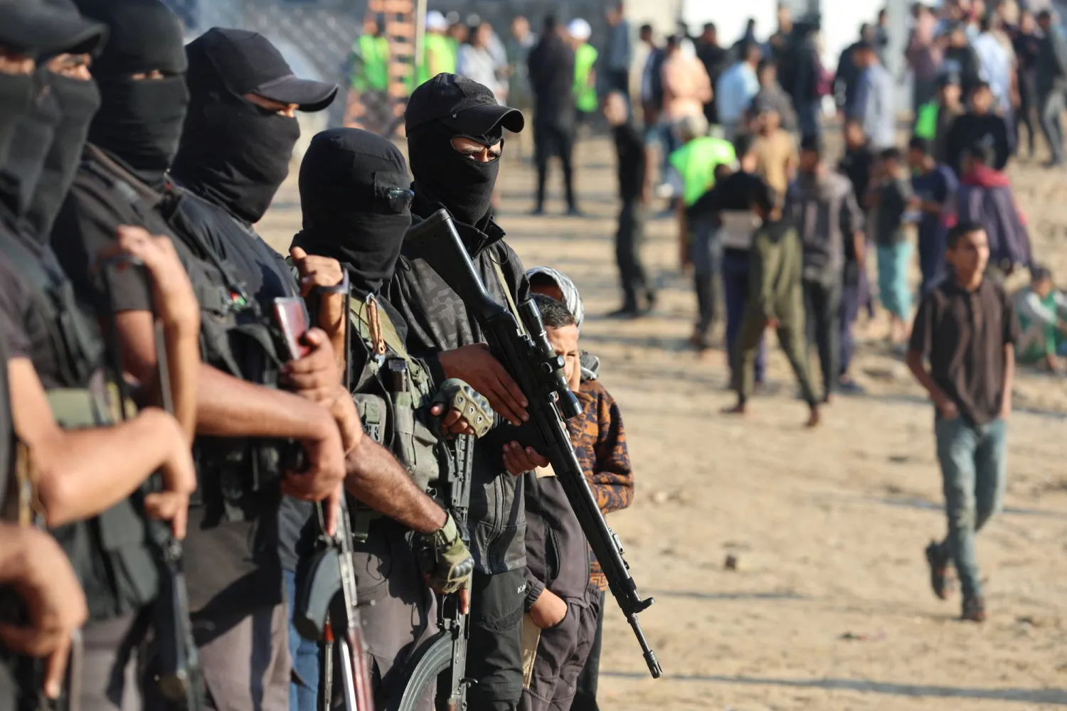 مقاتلون من «حماس» خلال تسليم رهائن إسرائيليين للصليب الأحمر في خان يونس جنوب قطاع غزة الاثنين (رويترز)