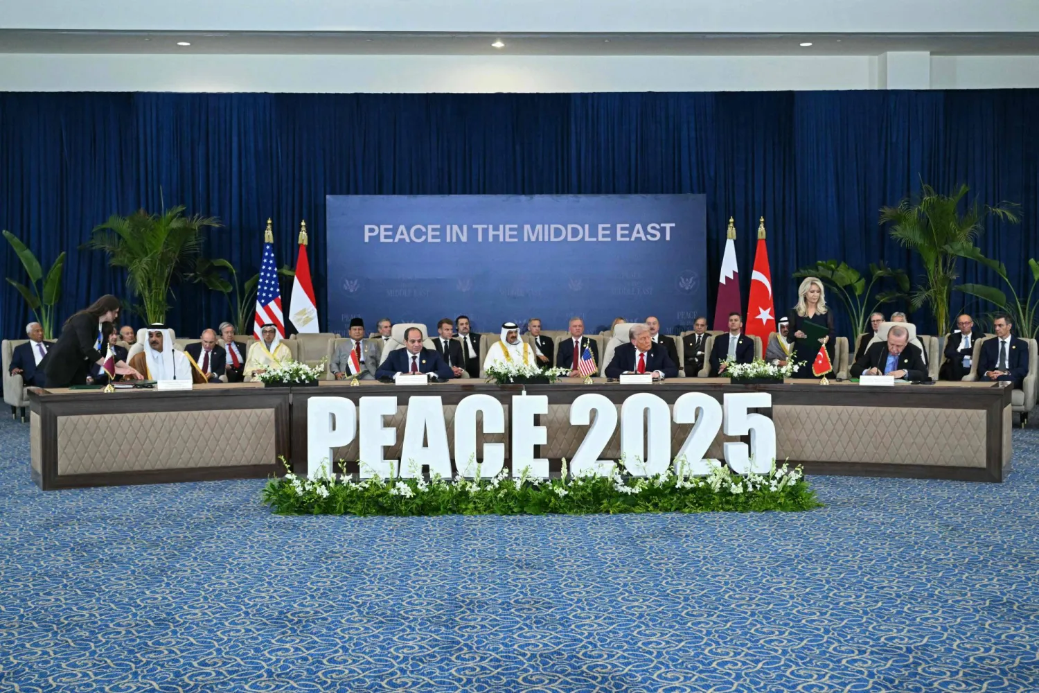 قادة أميركا ومصر وقطر وتركيا يوقعون وثيقة وقف الحرب في غزة خلال قمة بمدينة شرم الشيخ المصرية الاثنين (أ.ف.ب)