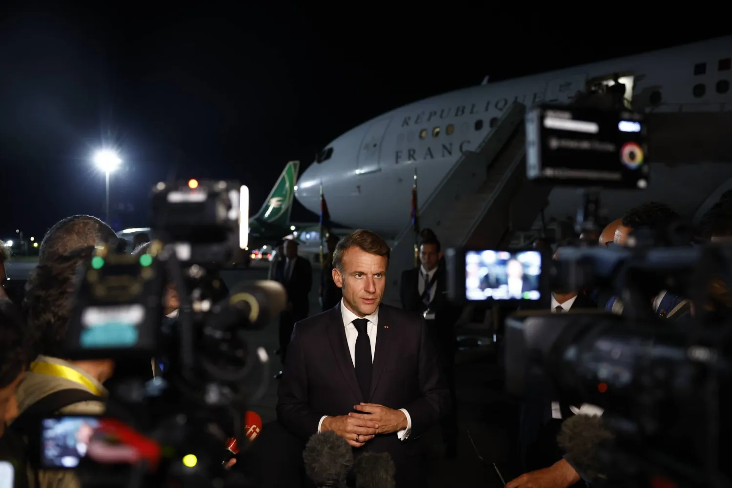 ماكرون متحدثا للصحافيين قبيل مغادرته مدينة شرم الشيخ المصرية حيث شارك في مراسم توقيع الاتفاق بين حماس وإسرائيل (إ.ب.أ)