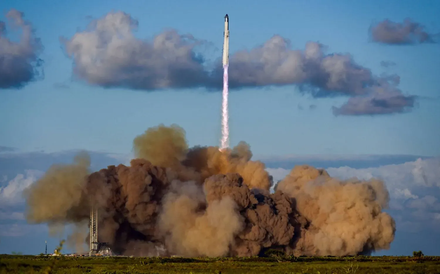 Starship uzay aracının on birinci uçuşu Teksas'taki Starbase üssünden gerçekleşti (Reuters)