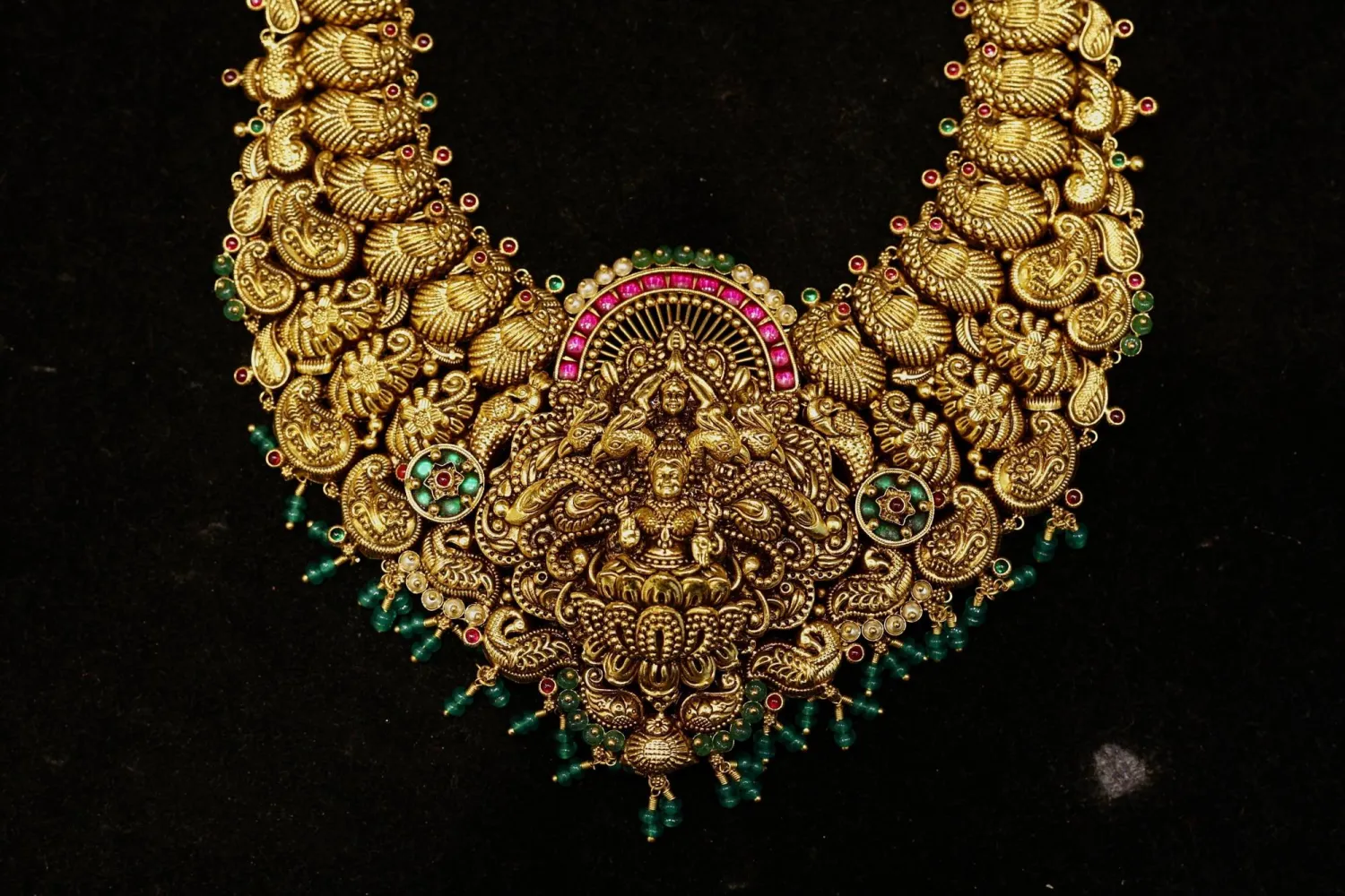 حلية ذهبية في متجر مجوهرات ببنغالور (إ.ب.أ)