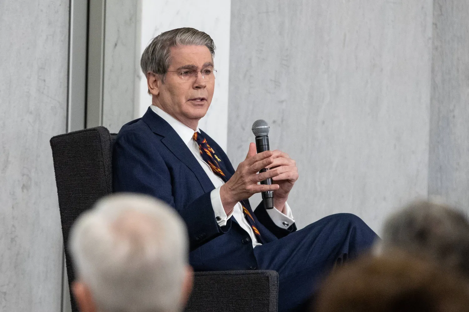 بيسنت يتحدث خلال مؤتمر البنوك في بنك الاحتياطي الفيدرالي (إ.ب.أ)