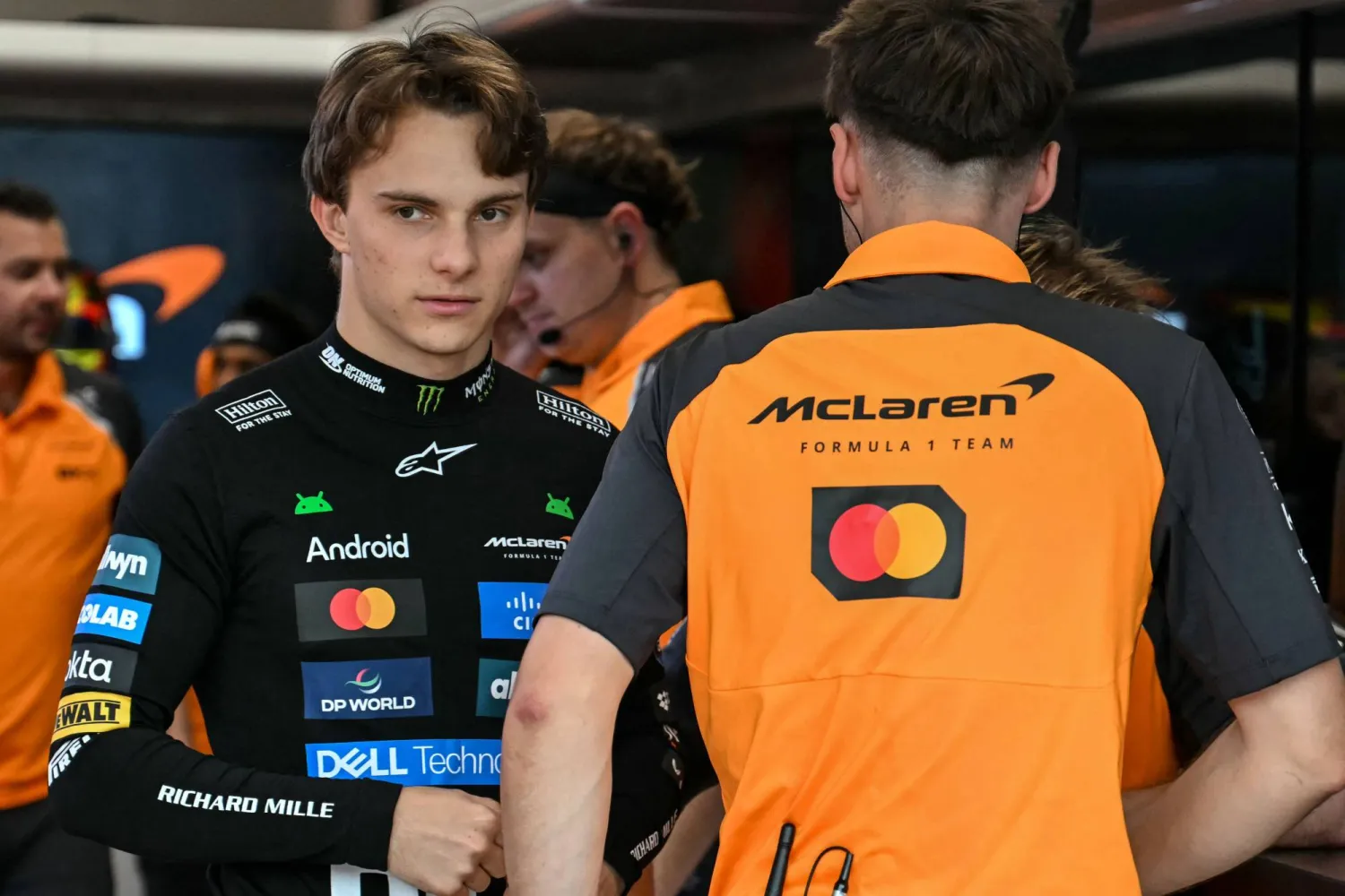  McLaren's Australian driver Oscar Piastri (L) looks on before the third practice session ahead of the Formula One Singapore Grand Prix night race at the Marina Bay Street Circuit in Singapore on October 4, 2025. (AFP)