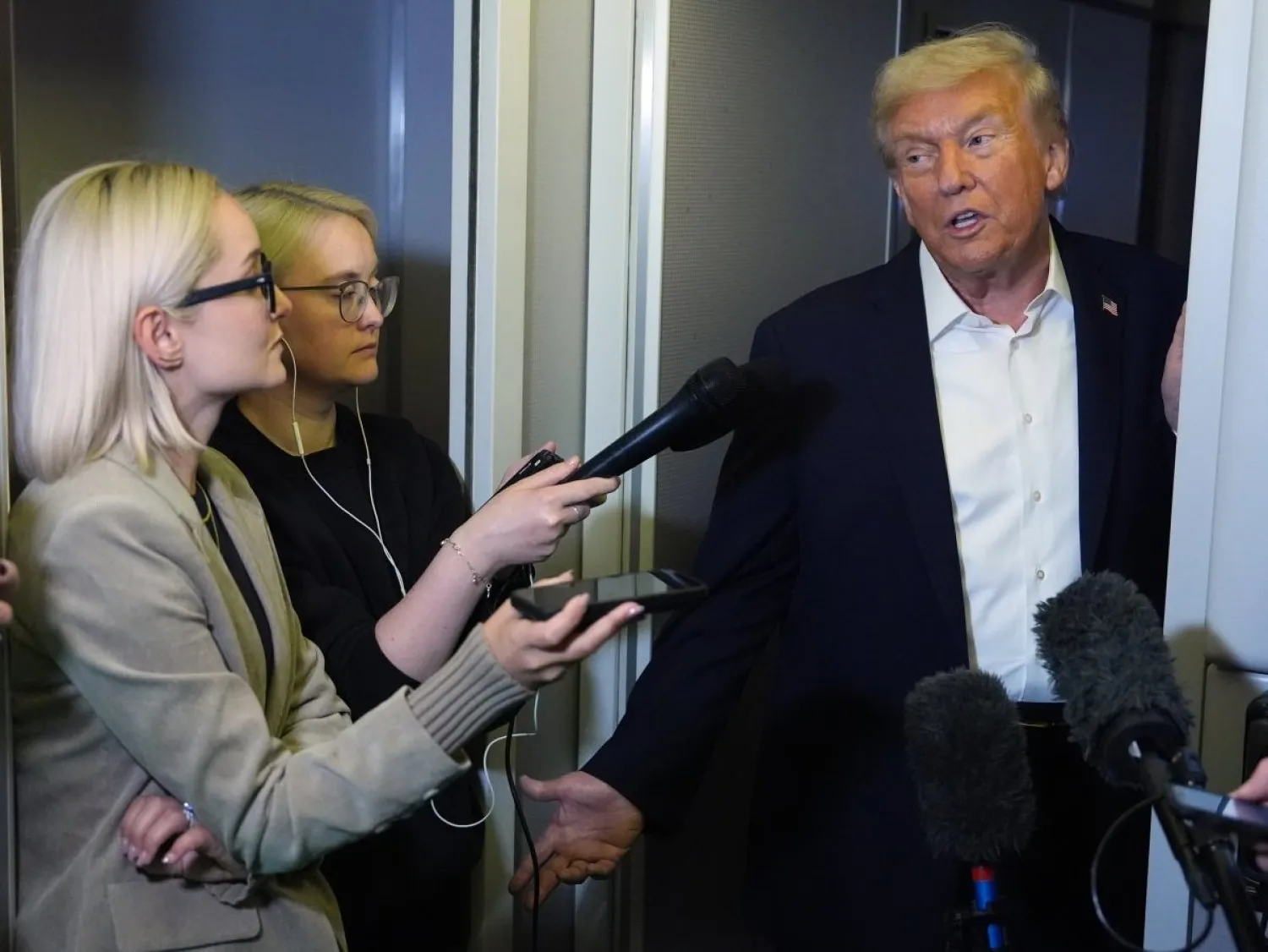 الرئيس دونالد ترمب يتحدث إلى الصحافيين على متن طائرة الرئاسة الأميركية أثناء عودته إلى واشنطن (أ.ب)