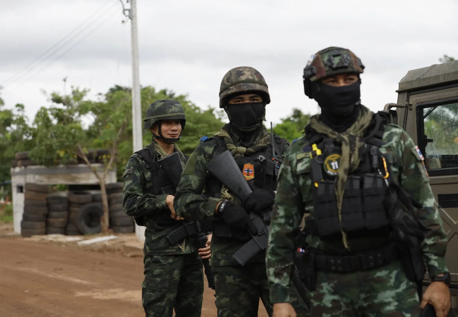 جنود تايلانديون يقومون بدورية في منطقة استُعيدت من مستوطنين كمبوديين متهمين بالتعدي على الأراضي التايلاندية في بان نونغ يا كايو بمقاطعة سا كايوفي بتايلاند (إ.ب.أ)