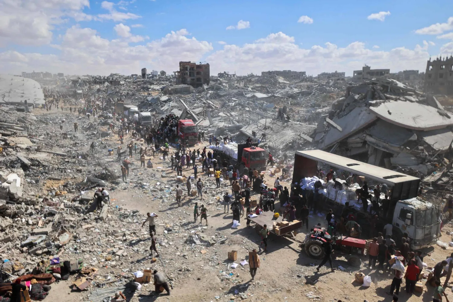 فلسطينيون في خان يونس (أ.ف.ب)