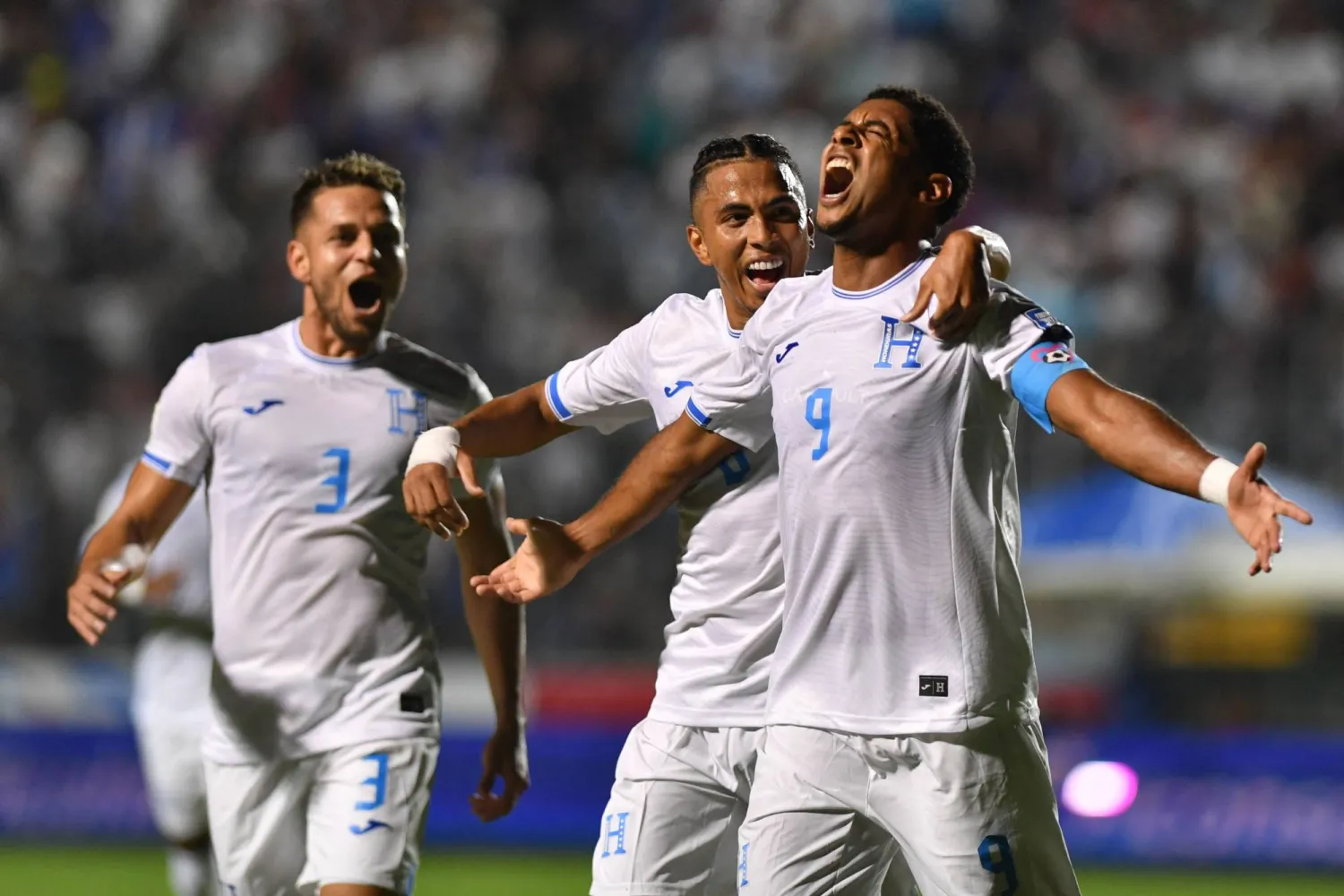 لاعبو هندوراس يحتفلون بعد الهدف الثاني لفريقهم وذلك خلال مباراة تصفيات كأس العالم 2026 منطقة «الكونكاكاف» بين هندوراس وهايتي (أ.ف.ب)