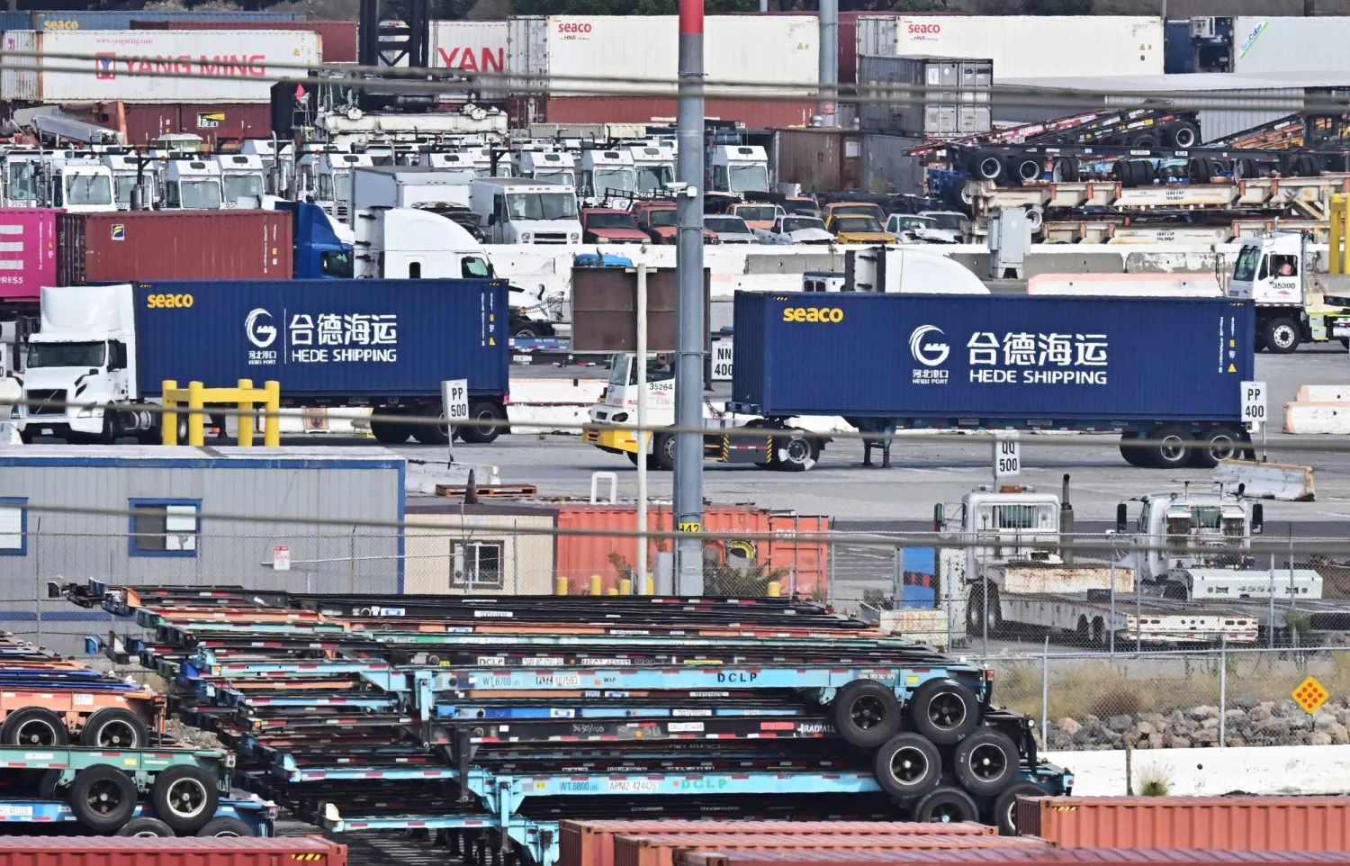 حاويات صينية في ميناء لوس أنجليس بولاية كاليفورنيا الأميركية (أ.ف.ب)