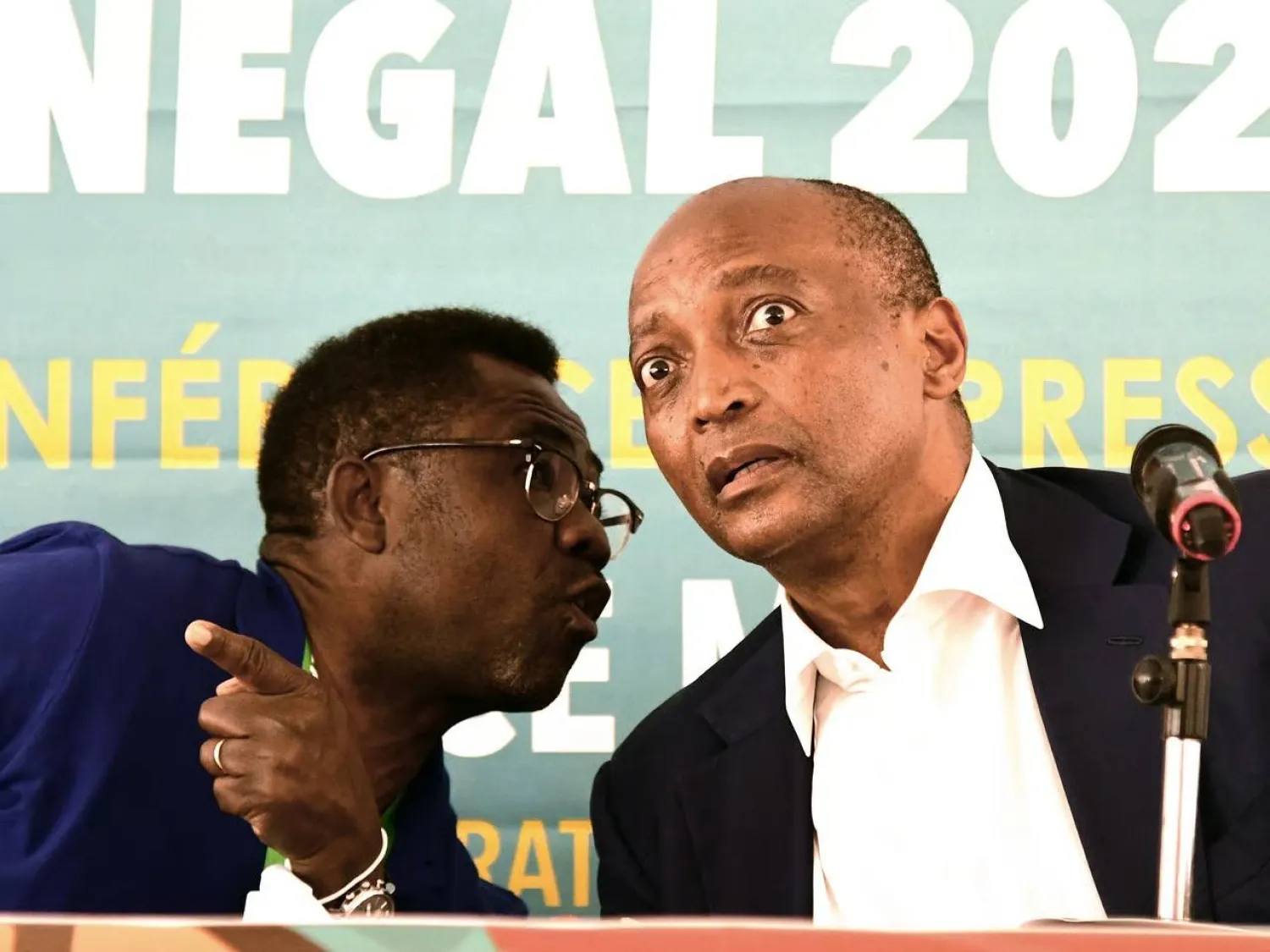 عدد من العاملين تحدثوا عن أجواء من التهديد والارتياب داخل أروقة «الكاف»... (أ.ف.ب)