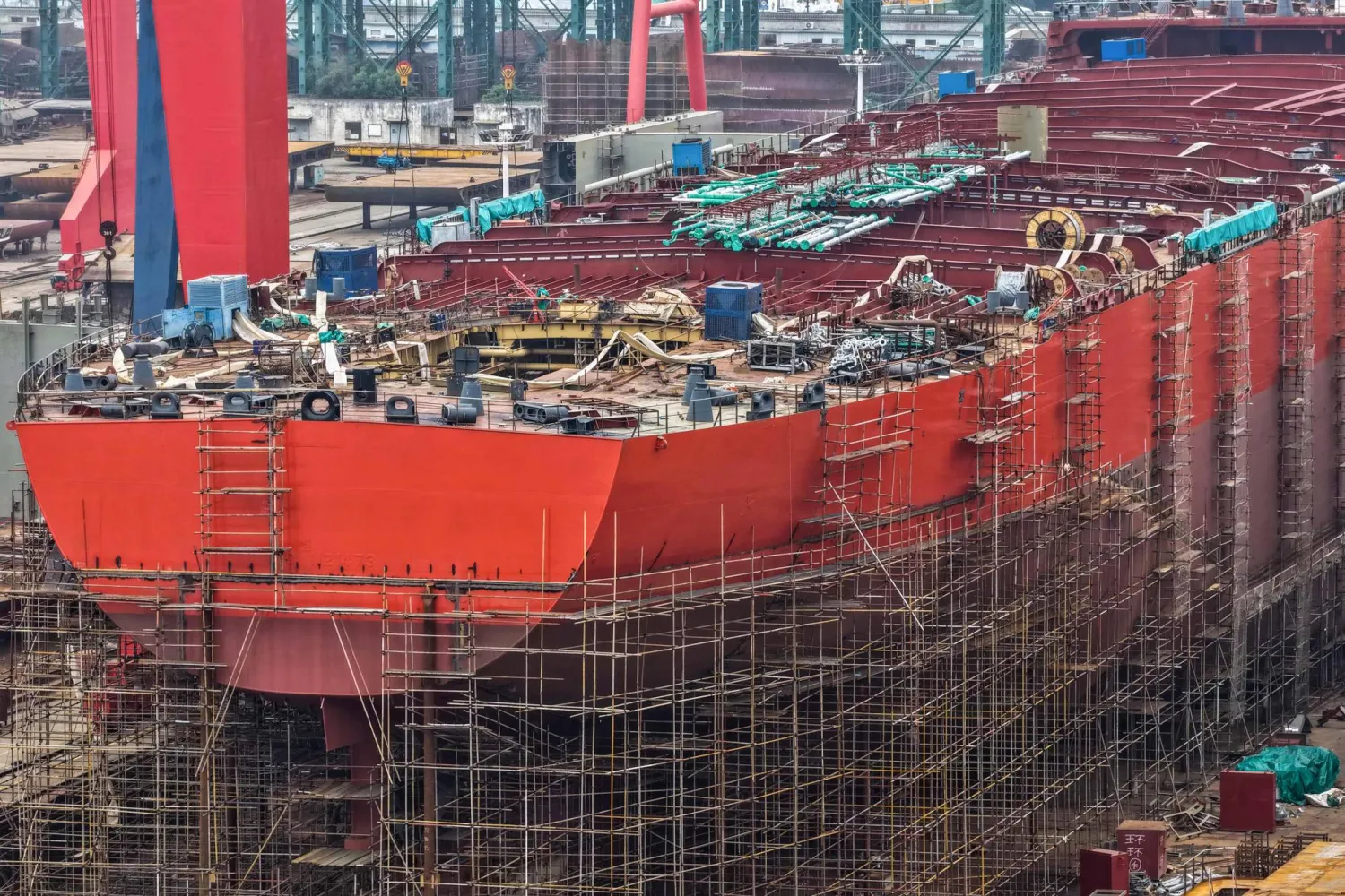 سفينة صينية تحت الإنشاء في حوض السفن قرب نهر يانغتسي شرق الصين (أ.ف.ب)