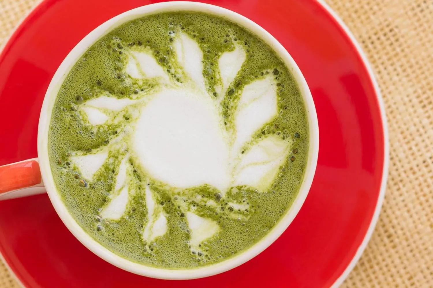 تُساعد الماتشا على إرخاء الأوعية الدموية، وتحسين تدفق الدم عبرها وتقليل الالتهابات (بيكسباي)