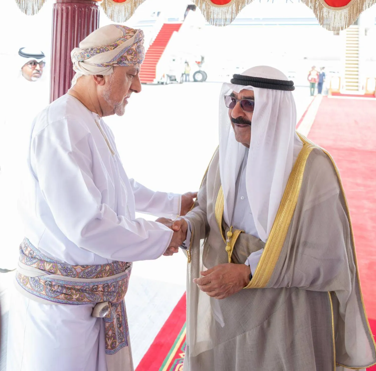 السلطان هيثم بن طارق لدى استقباله الشيخ مشعل الأحمد أمير الكويت عقب وصوله إلى السلطنة اليوم (كونا)