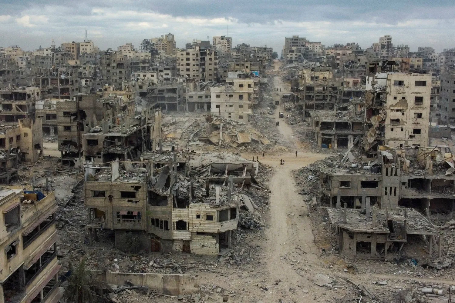 جانب من الدمار جراء الغارات الإسرائيلية على قطاع غزة (رويترز)