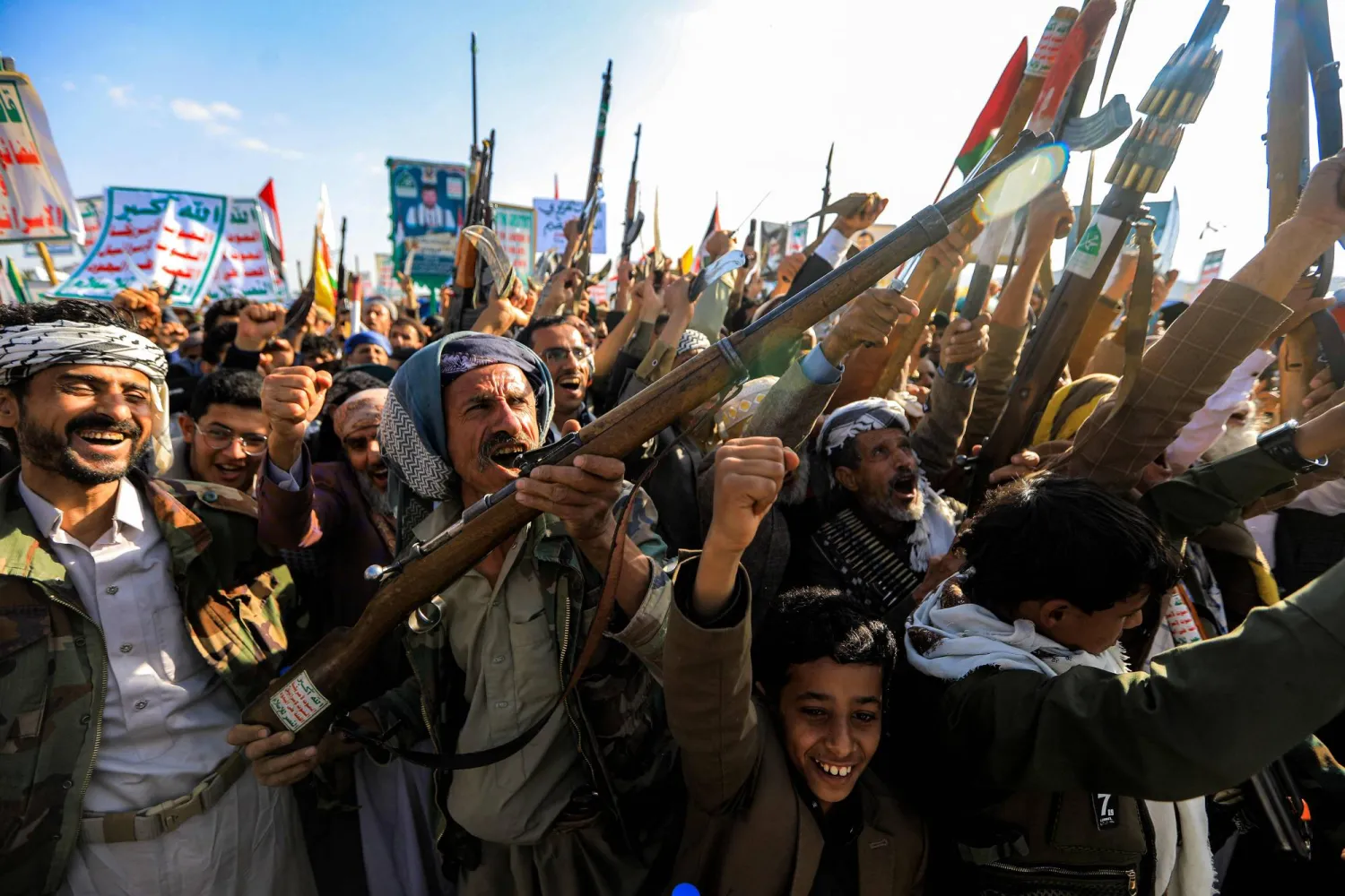 موالون للجماعة الحوثية خلال حشد في صنعاء دعا إليه زعيمهم (أ.ف.ب)