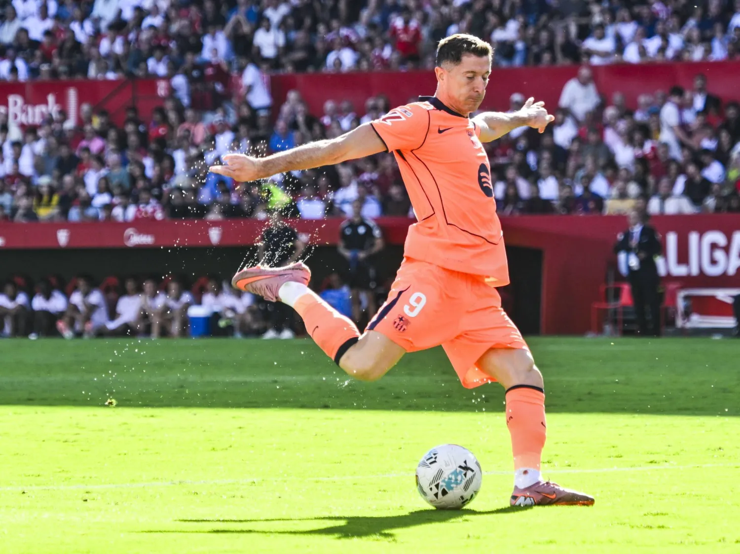 روبرت ليفاندوفسكي (إ.ب.أ)