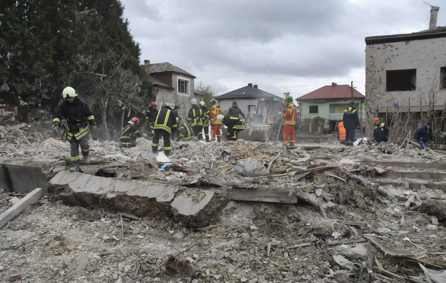 رجال الإنقاذ في خيرسون (أرشيفية - إ.ب.أ)