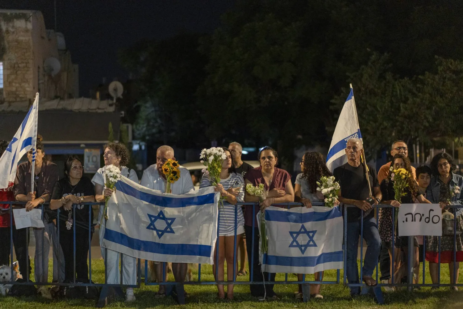 إسرائيليون يستقبلون رفات 4 رهائن سلّمتها حركة «حماس» الاثنين (د.ب.أ)