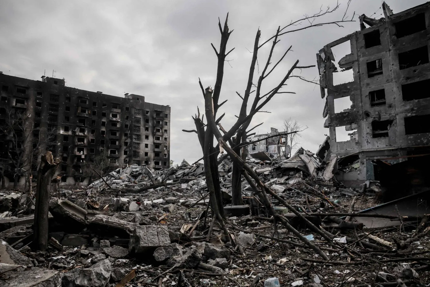  دمار بمنطقة سكنية بقرية أوكرانية على الخطوط الأمامية للقتال في دونيتسك الأربعاء (أ.ف.ب)