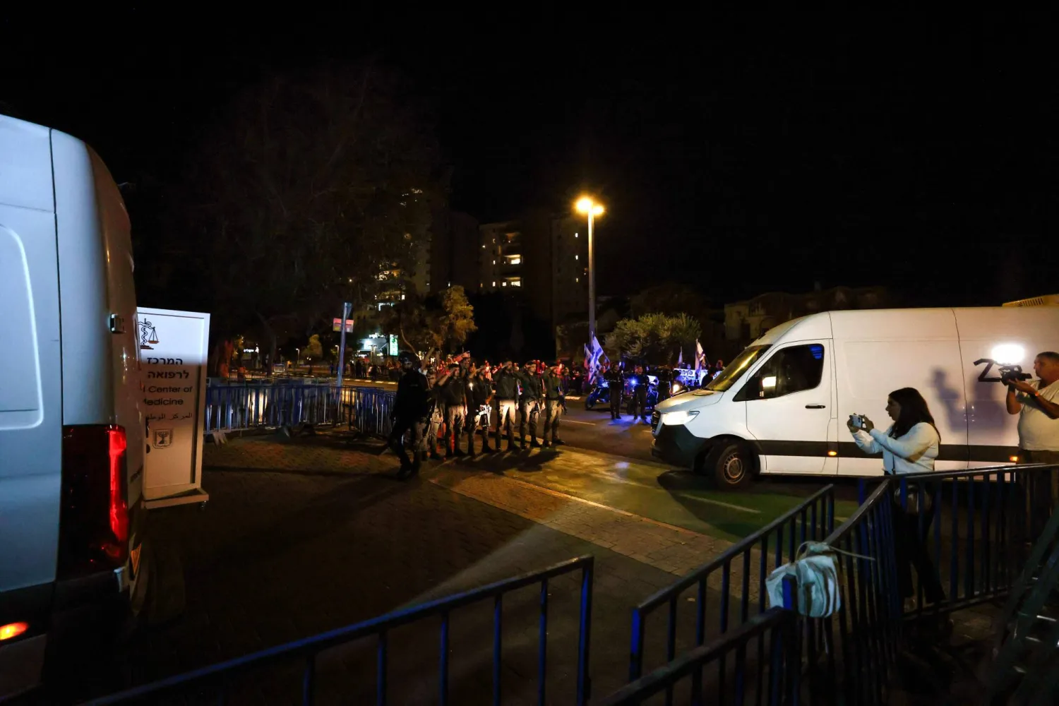 جنود إسرائيليون يظهرون بينما تصل المركبات التي تنقل جثث 4 رهائن تم تسليمهم في أعقاب اتفاق وقف إطلاق النار بغزة إلى مركز في تل أبيب (أ.ف.ب)