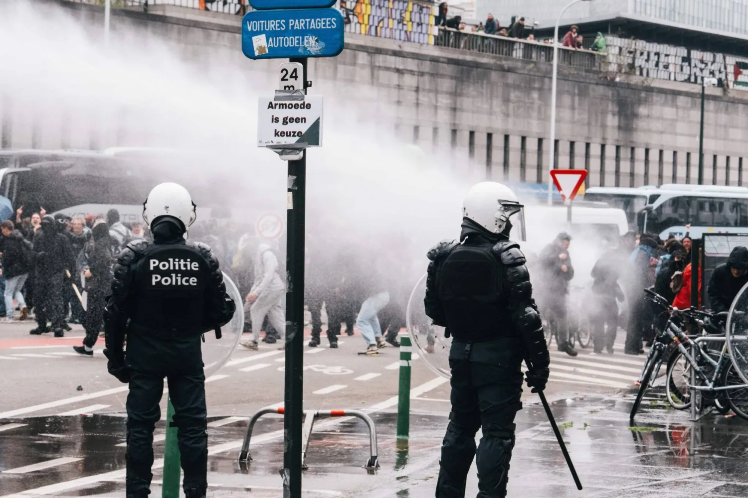 الشرطة البلجيكية تطلق الغاز المسيل للدموع لتفريق عشرات الآلاف من المتظاهرين (أ.ف.ب)