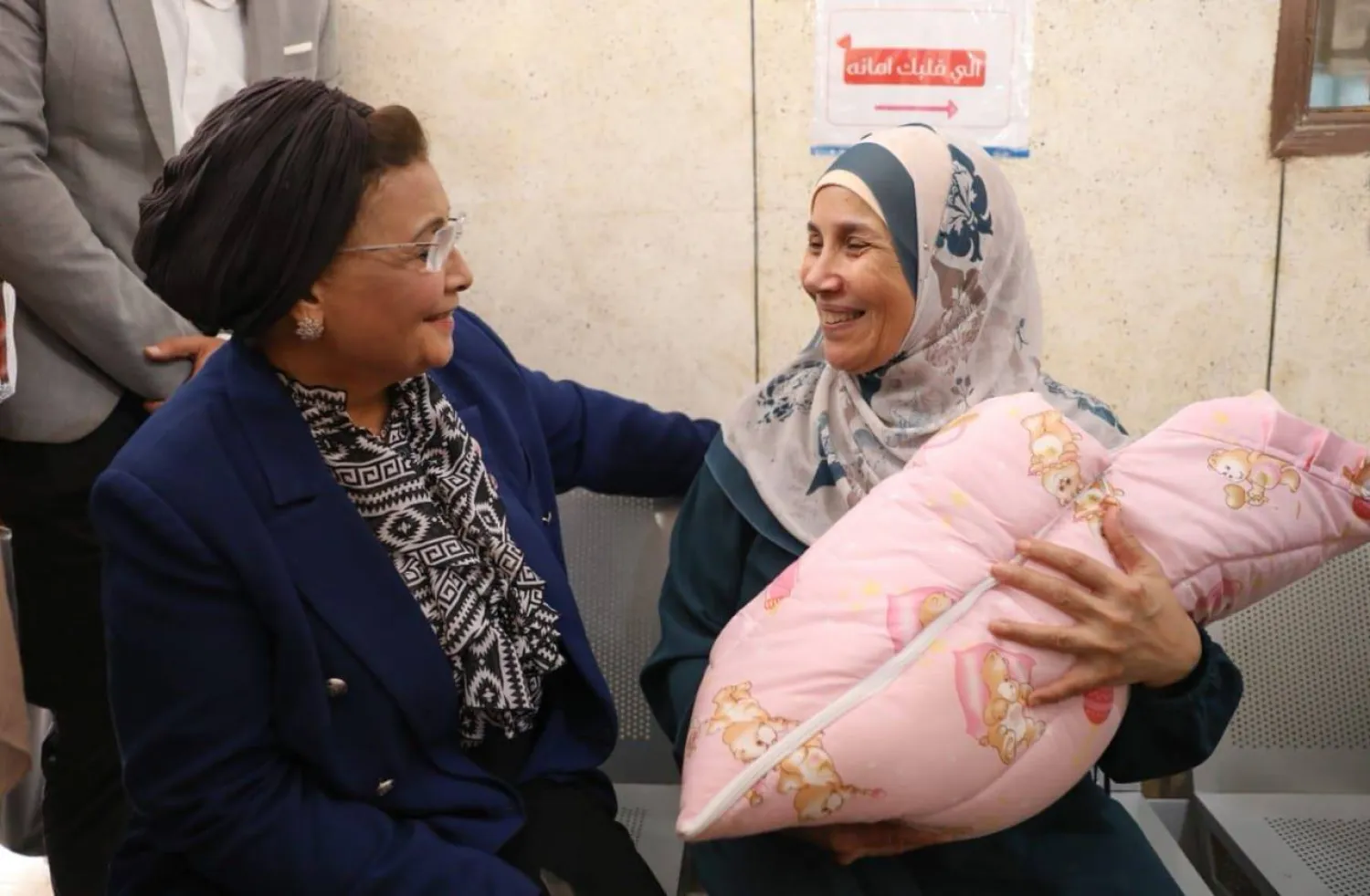 نائبة وزير الصحة المصرية عبلة الألفي في زيارة تفقدية لإحدى الرعايات الصحية (وزارة الصحة)