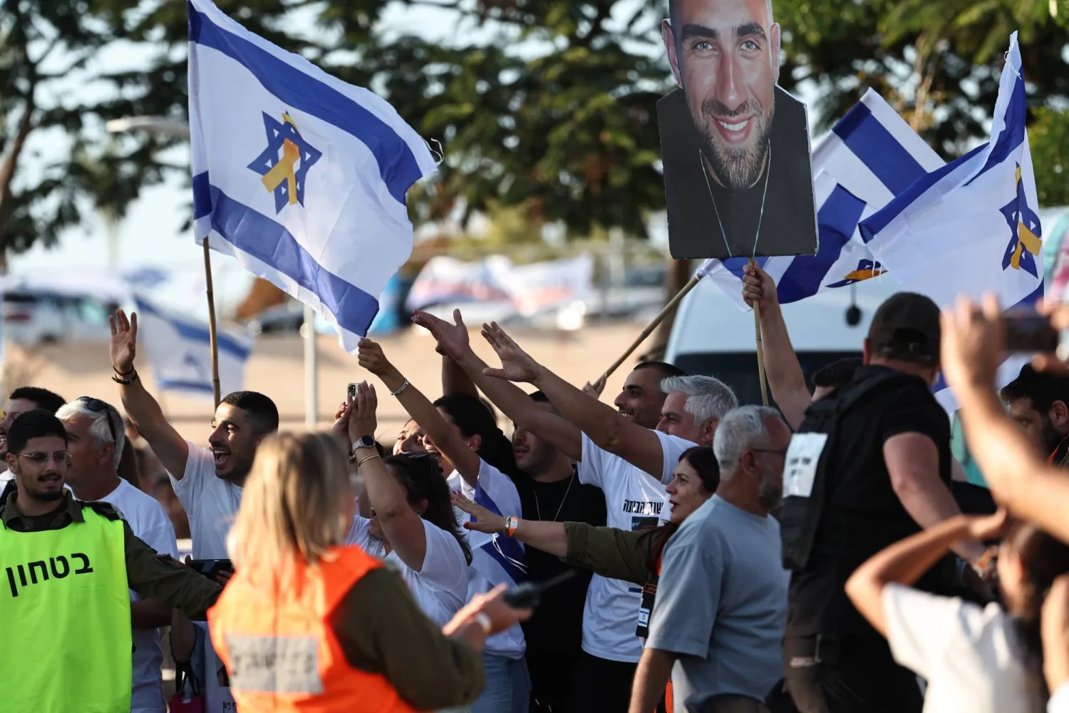 أفرجت حركة «حماس» عن آخر الرهائن الإسرائيليين الأحياء مقابل نحو ألفَي معتقل فلسطيني (إ.ب.أ)