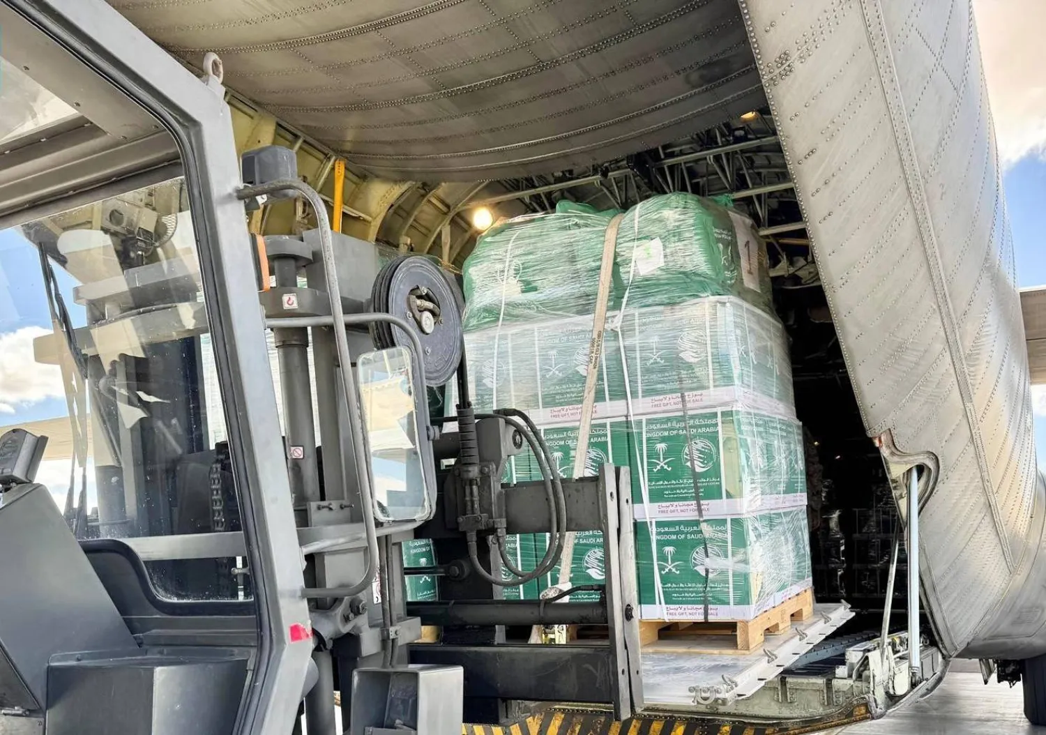 حملت الطائرة الإغاثية على متنها سلالاً غذائية وحقائب إيوائية تمهيداً لنقلها إلى المتضررين داخل غزة (واس)