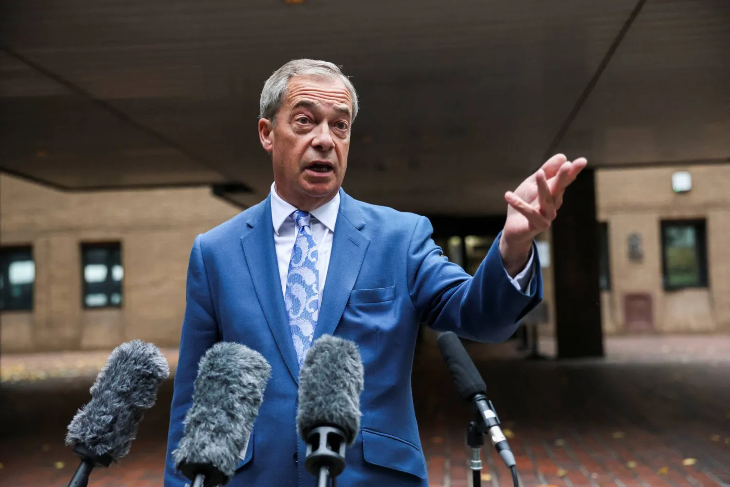 نايجل فاراج زعيم حزب الإصلاح البريطاني يتحدث بعد النطق بالحكم على فايز خان الذي حُكم عليه بالسجن لمدة خمس سنوات بعد إدانته بالتهديد بقتل فاراج... في محكمة ساوثوارك كراون في لندن... بريطانيا 14 أكتوبر 2025 (رويترز)