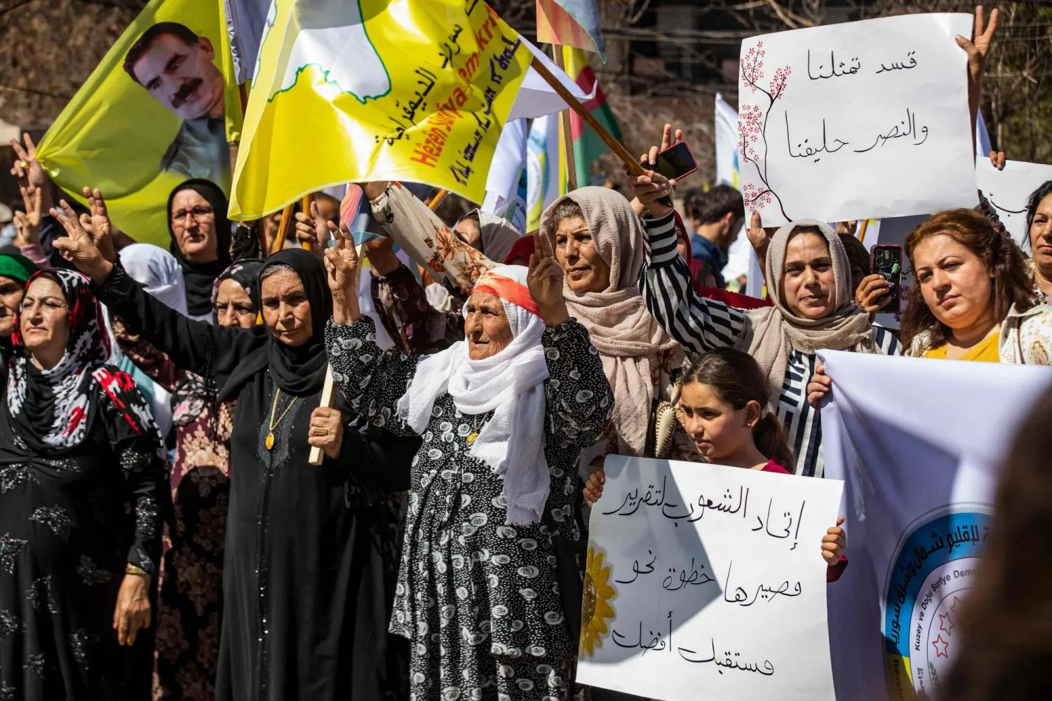 كرد سوريون يتظاهرون مطالبين بإدارة محلية لمناطقهم في شمال شرقي سوريا في سبتمبر 2025 (أ.ف.ب)