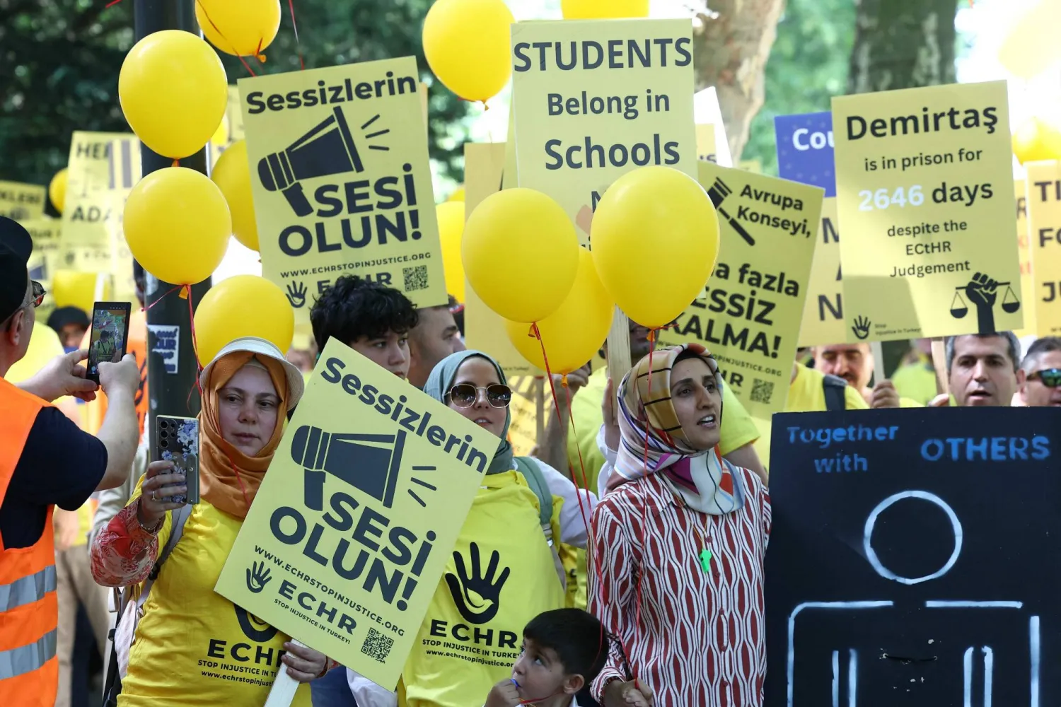 مظاهرة أكراد تركيا أمام المجلس الأوروبي للمطالبة بإطلاق سراح صلاح الدين دميرطاش والسياسيين الأكراد (أ.ف.ب)