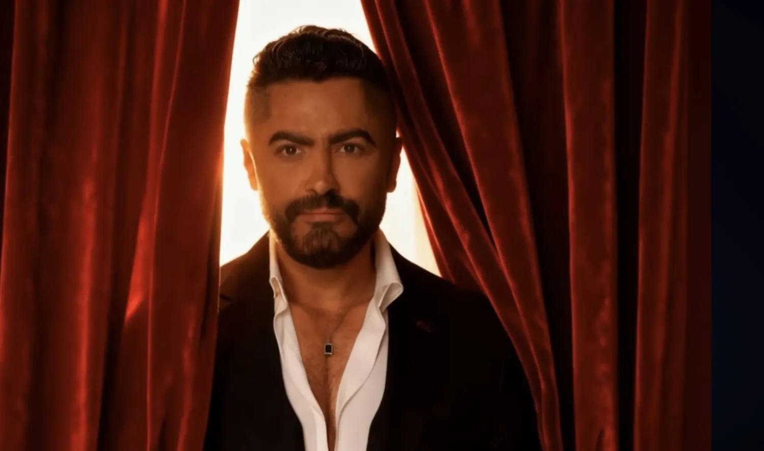 تامر حسني في لقطة من كليب «من كان يا مكان» (يوتيوب)
