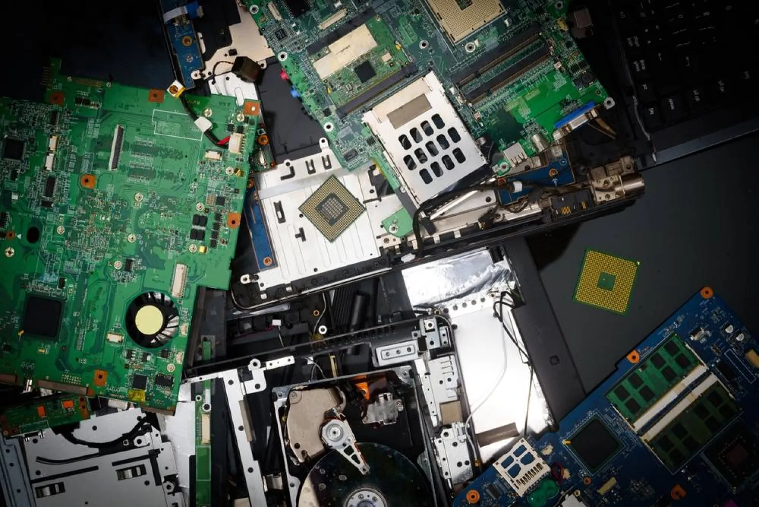 تضيع سنوياً موارد تُقدّر بـ78 مليار دولار بسبب سوء إدارة النفايات الإلكترونية عالمياً (شارستوك)