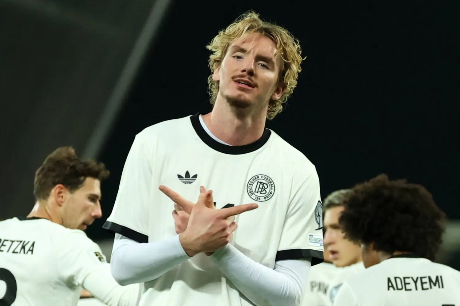 نجم نيوكاسل يونايتد نيك فولتيماده يحتفل بهدفه الأول مع المانشافت (د.ب.أ)