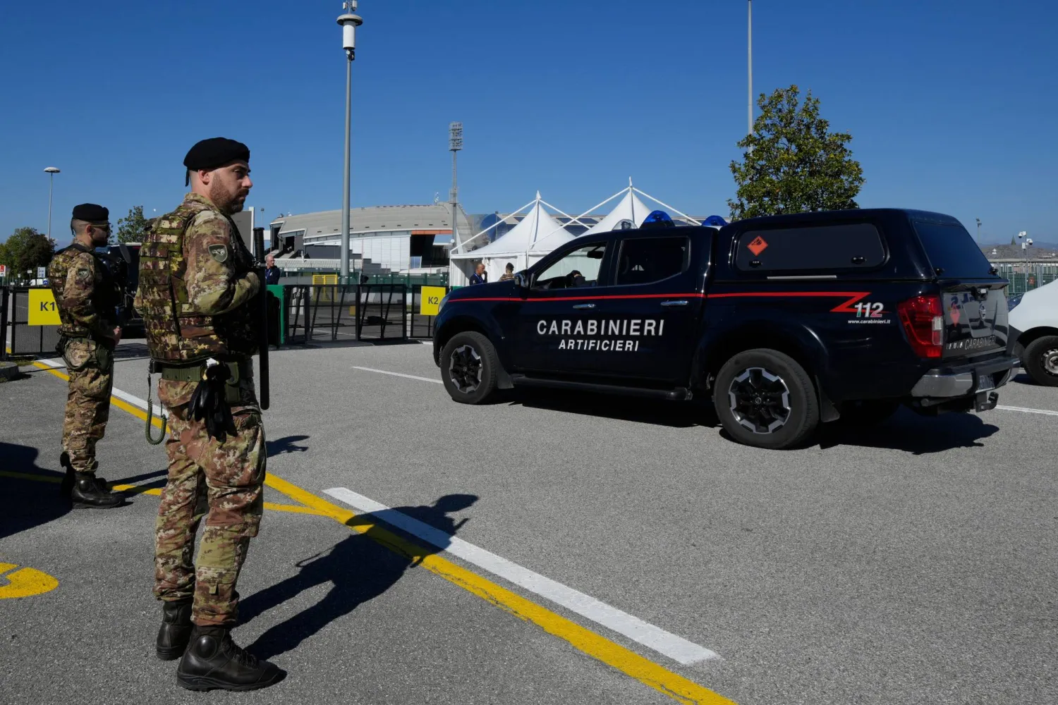 جنود إيطاليون يقومون بدورية بينما تدخل سيارة مدرعة تابعة لشرطة مكافحة القنابل الملعب قبل مباراة كرة القدم ضمن تصفيات كأس العالم 2026 (أ.ب)