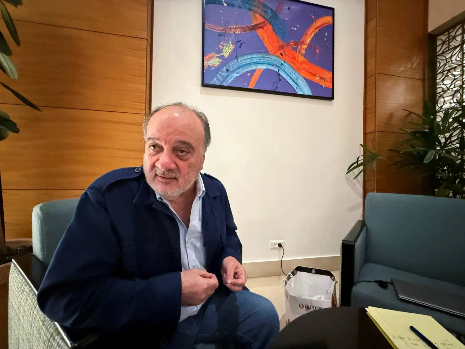 السياسي الفلسطيني ناصر القدوة يتحدث خلال مقابلة مع وكالة «رويترز» في رام الله بالضفة الغربية 13 أكتوبر 2025 (رويترز)