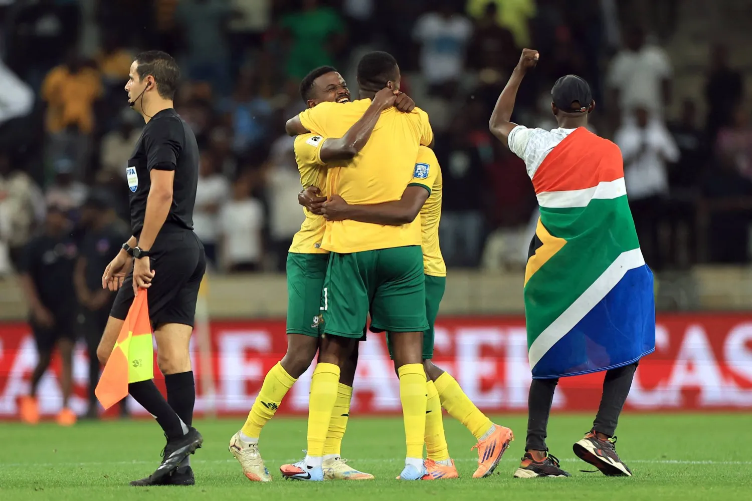 فرحة لاعبي جنوب أفريقيا بالتأهل للمونديال (رويترز)