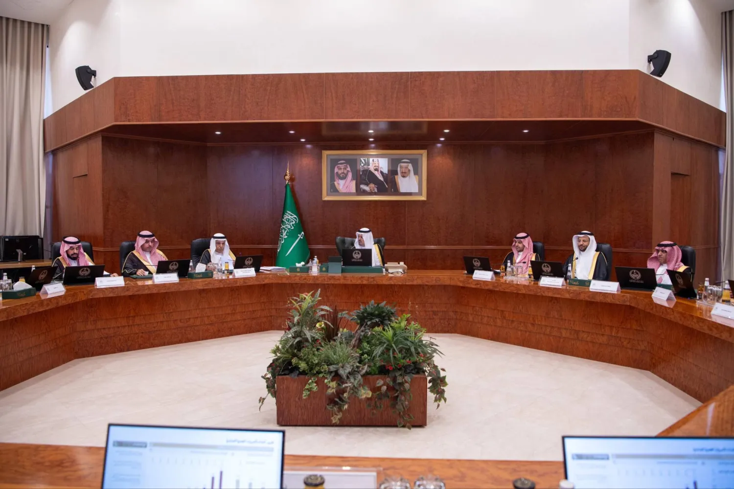 جانب من اجتماع «اللجنة الدائمة للحج والعمرة» برئاسة الأمير سعود بن مشعل (إمارة منطقة مكة المكرمة)