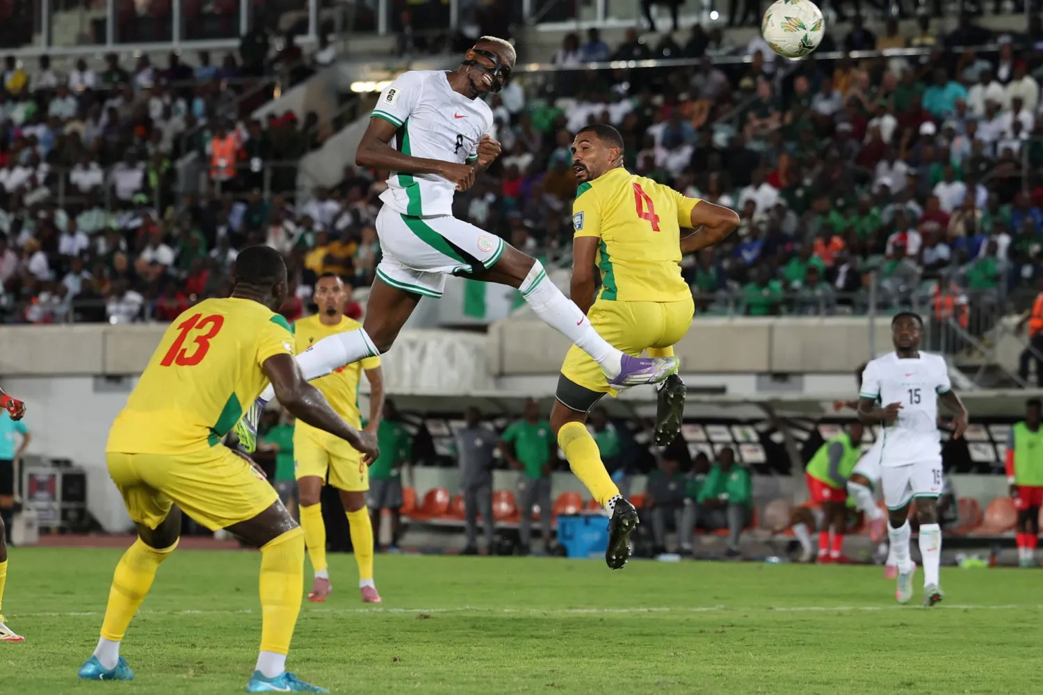 فيكتور أوسيمين نجم منتخب نيجيريا يسجل في مرمى بنين (رويترز)