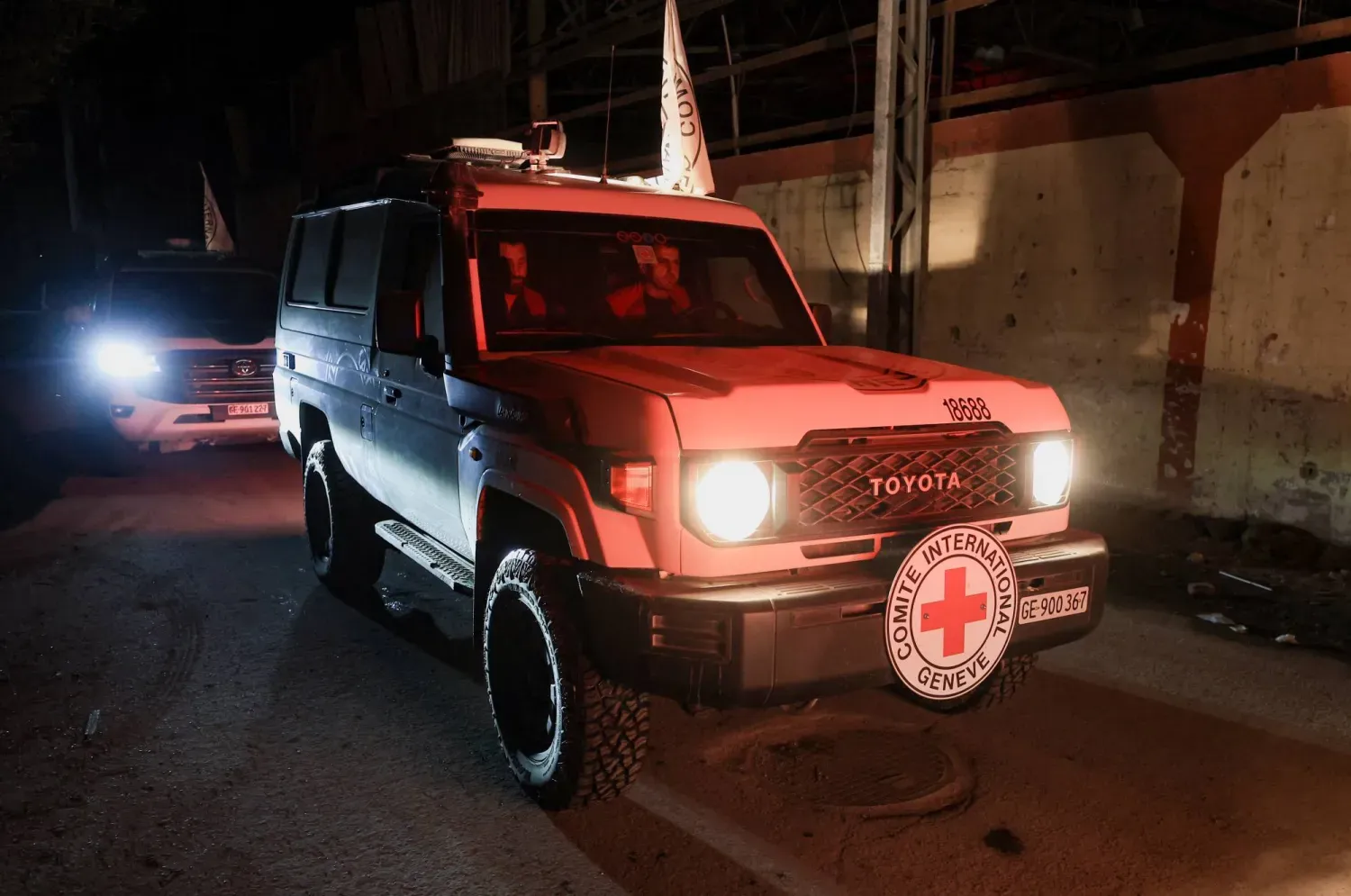 Kızılhaç araçları, ateşkes ve değişim anlaşması kapsamında ölen Hamas rehinelerinin cenazelerini almak üzere 14 Ekim 2025'te Gazze Şehri'ne ulaştı (Reuters)