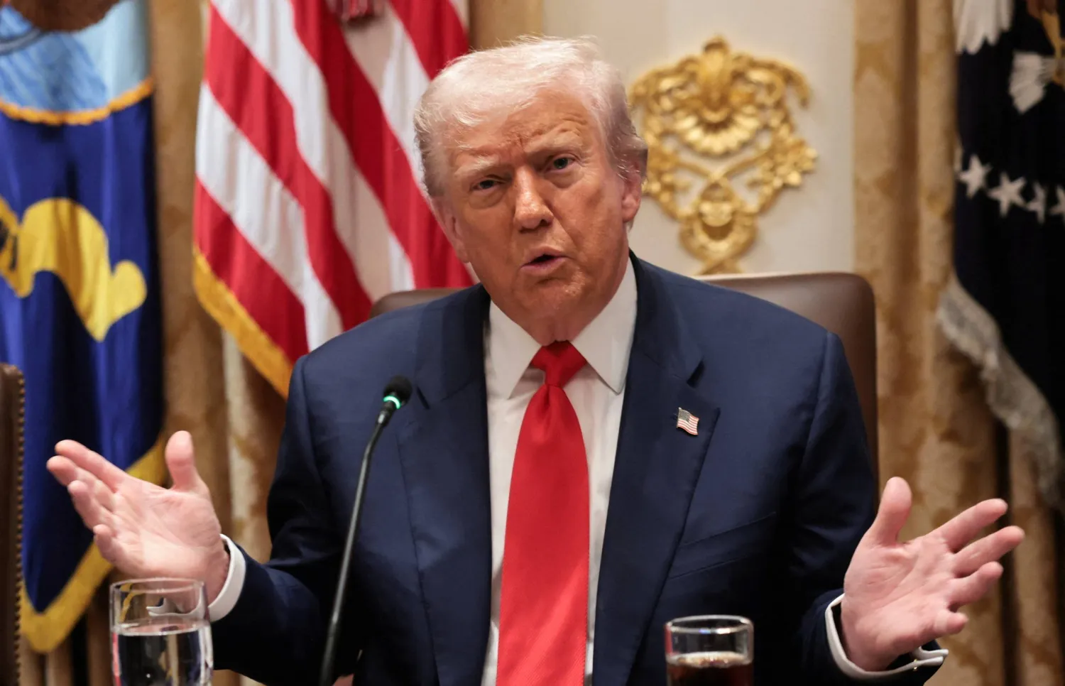 الرئيس الأميركي دونالد ترمب يلوّح بيده خلال حديثه أثناء الغداء مع الرئيس الأرجنتيني خافيير ميلي في البيت الأبيض بالعاصمة واشنطن 14 أكتوبر 2025 (رويترز)