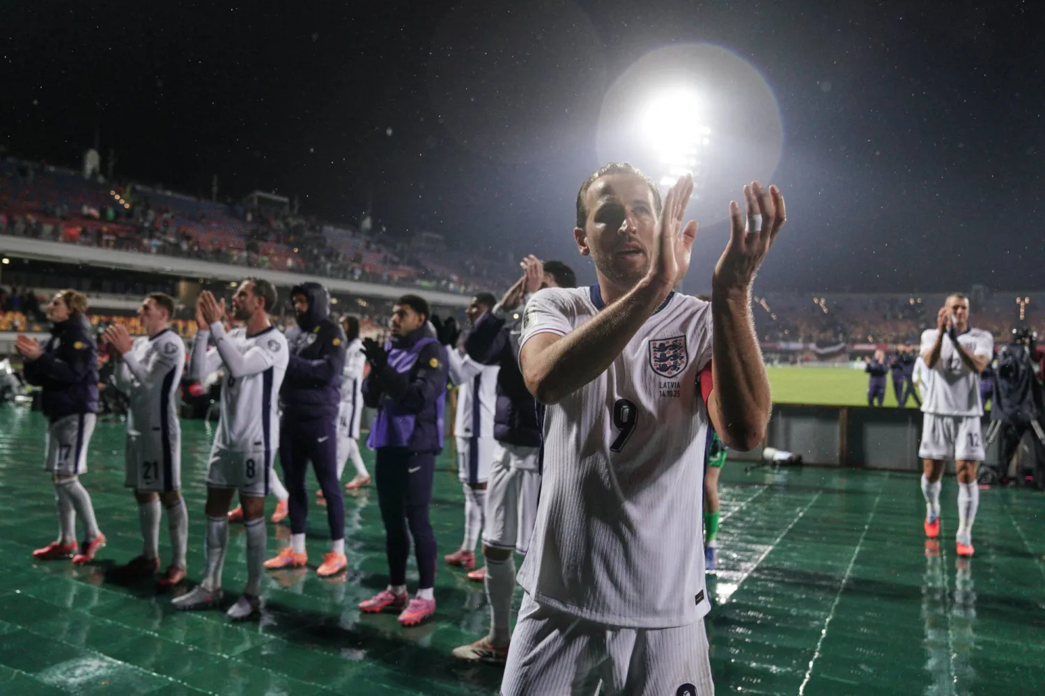 فرحة هاري كين ولاعبي إنجلترا بالفوز على لاتفيا والتأهل للنهائيات (أ.ب)