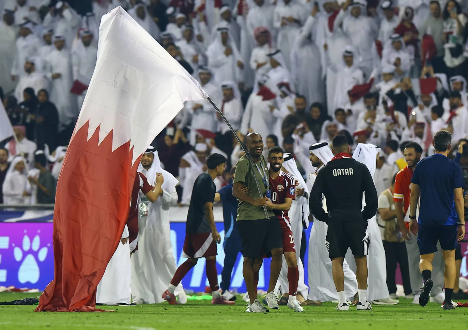 المخضرم حسن الهيدوس مهاجم المنتخب القطري يحتفل بالتأهل للمونديال (رويترز)